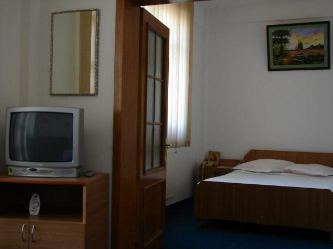 Angajatii motelului din Vetis, pusi pe jar de un client beat!