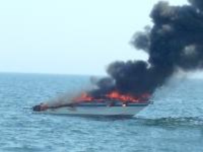 Mai multe imagini cu iahtul in flacari din largul Marii Negre!