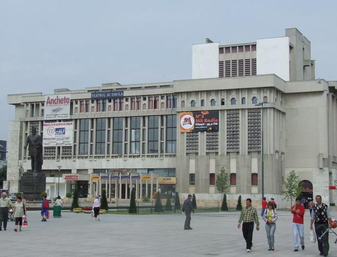 Pitesti: a intrat cu masina in Teatrul Alexandru Davila!