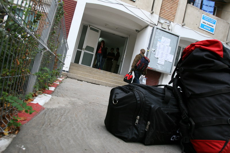 Revoltator: 500 de euro spaga pentru un loc in camin!