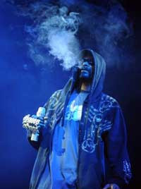Snoop Dogg fumeaza iarba pe scena!