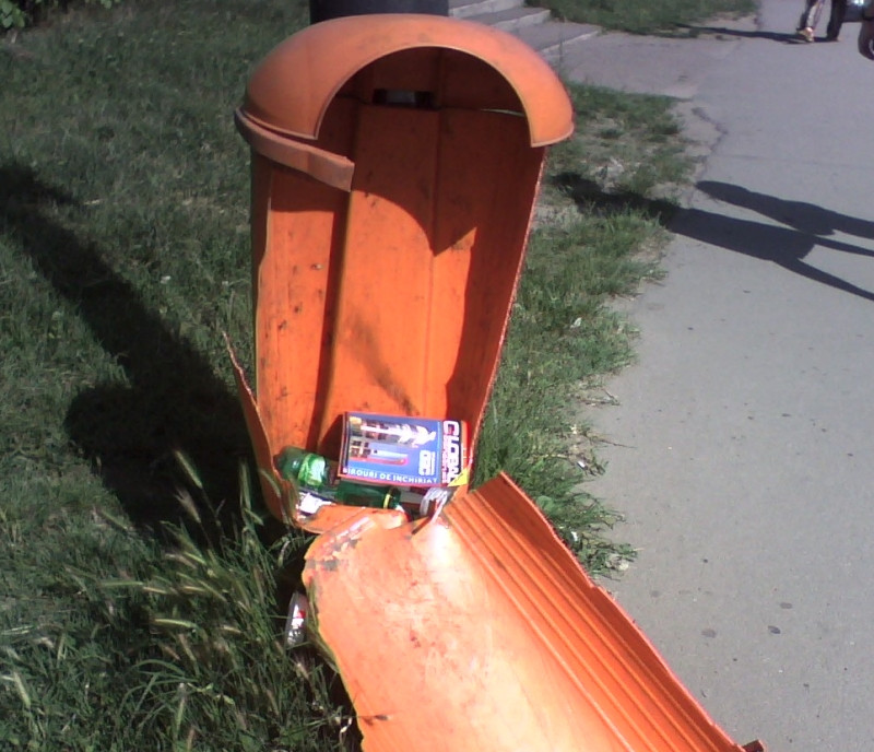 Prinsi de politistii comunitari cand distrugeau cosurile de gunoi