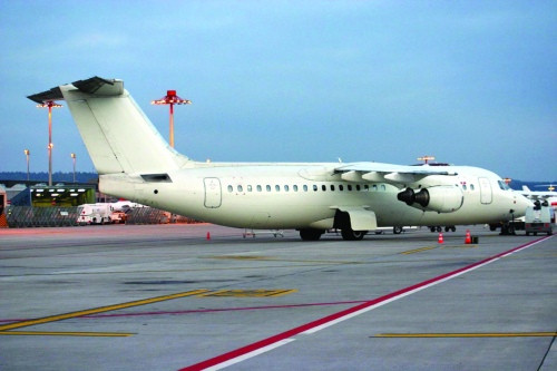 Angajatii unei companii aeriene fac greva chiar pe pista aeroportului