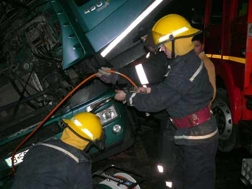 Pericol urias pe DN1! Un camion cu acid clorhidric s-a rasturnat