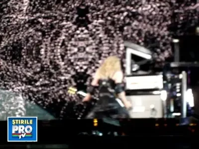 Madonna a cazut pe scena