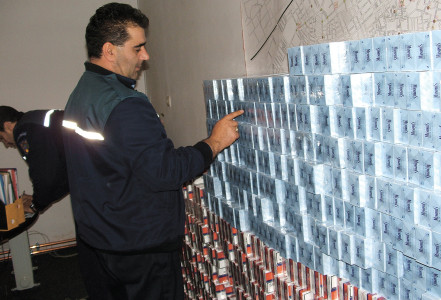 Descindere in forta in apartamentele unor traficanti de tigari din Iasi