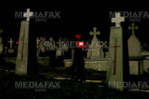 Braila: bolnava psihica, violata si supusa la perversiuni printre morminte