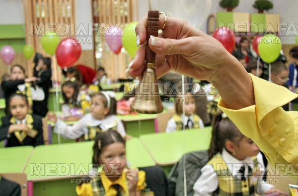 Mort de beat, un invatator din Vaslui si-a facut nevoile in fata elevilor!