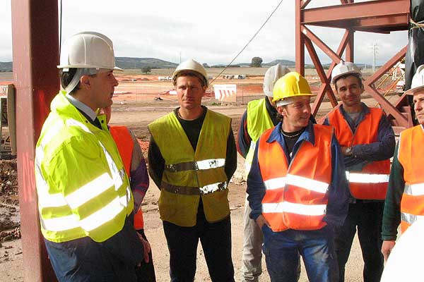 Nu mai avem muncitori. Patronii cer permise de munca pentru straini