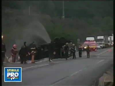 Pericol urias pe DN1! Un camion cu acid clorhidric s-a rasturnat