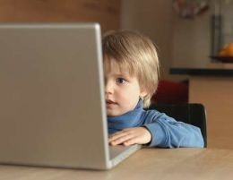 Ungaria: o fetita bolnava de cancer isi continua studiile cu o camera web