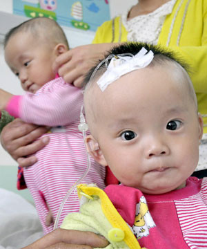 Criza laptelui contaminat, sursa de profit pentru "mamele de rezerva"