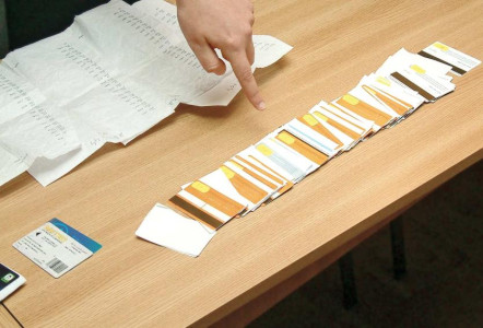 Patru memebri ai unei retele care clona carduri, arestati