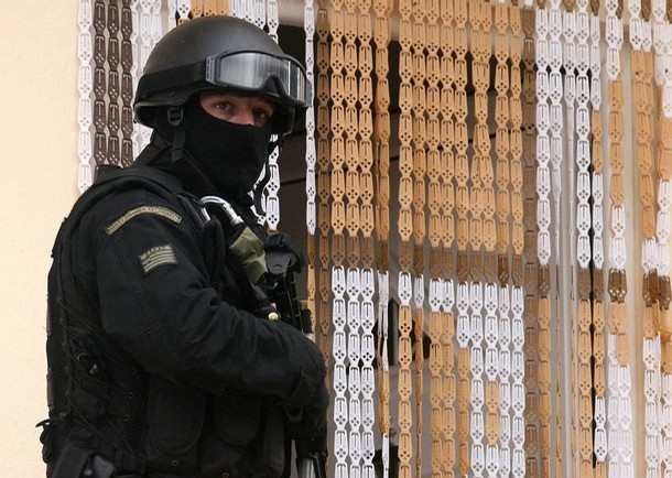 Perchezitii in locuinta unui barbat suspectat ca ar fi intretinut relatii sexuale cu minori