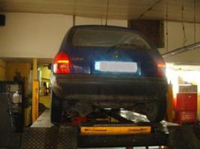 Strivit de propria masina, in timp ce incerca s-o repare!