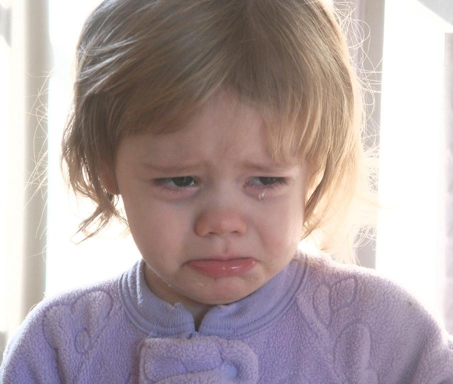 Strigator la cer! O fetita de doi ani a fost batuta pentru ca plangea