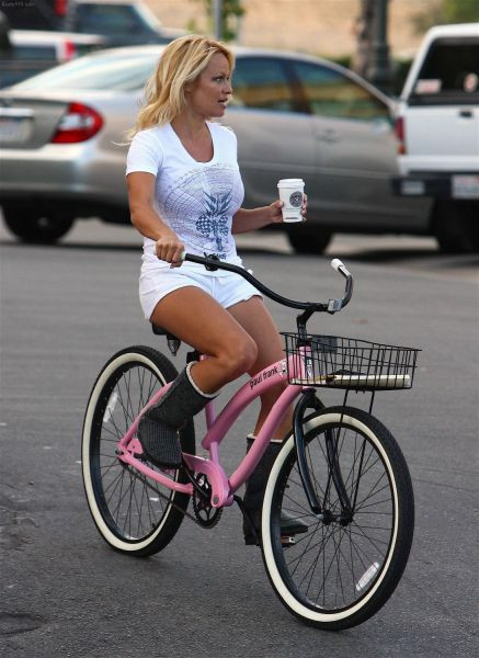 Pamela Anderson incaleca... bicicleta!
