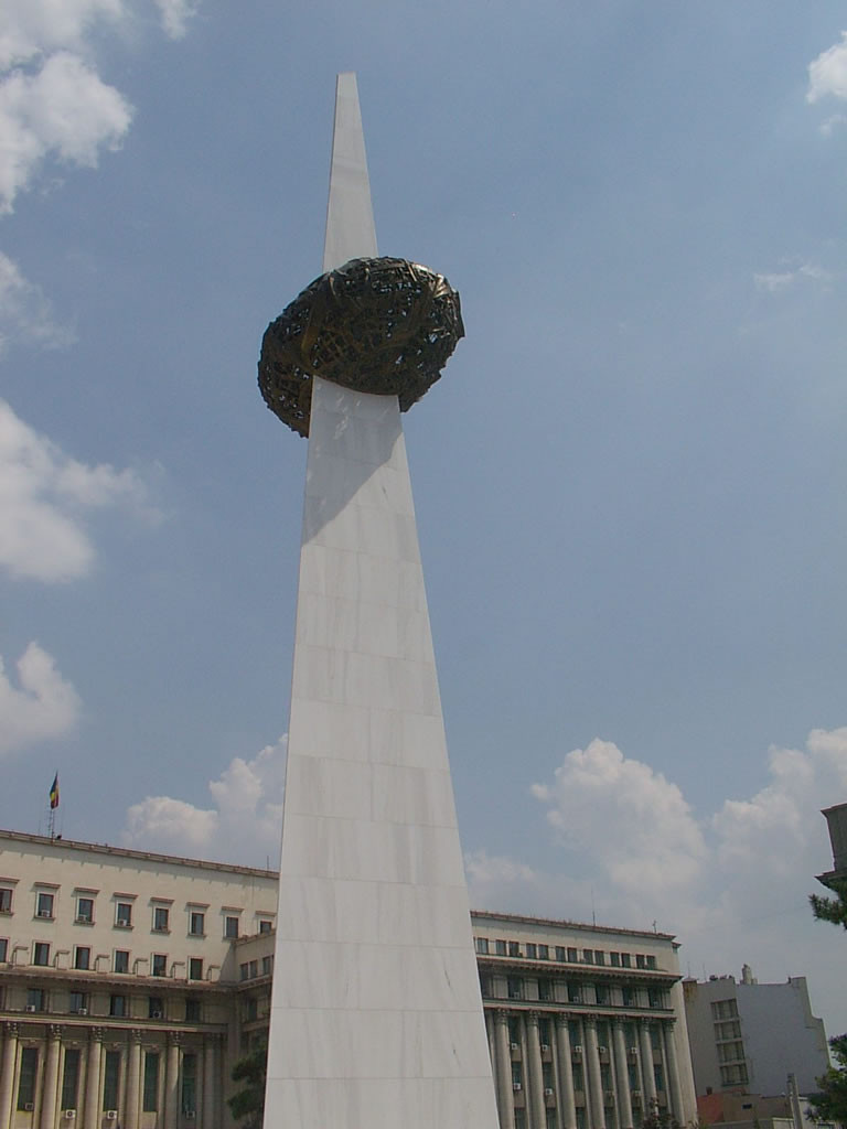 Harta Romaniei si mesaje obscene pe geamurile unui atelier din Capitala