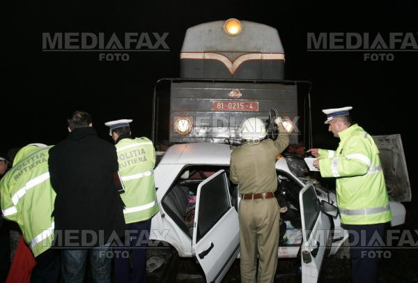 Timisoara: masina condusa de o tanara, izbita in plin de tren
