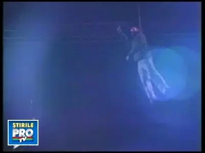 Magicianul David Blaine a stat 60 de ore suspendat cu capul in jos!