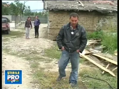 Un buzoian tine in curte deseuri radioactive