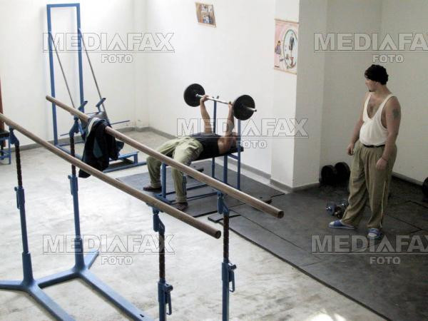 Un detinut de la Penitenciarul Satu Mare si-a batut un cui in cap!