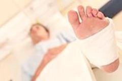 La un pas sa-si piarda viata, dupa ce o placa de beton a cazut peste el