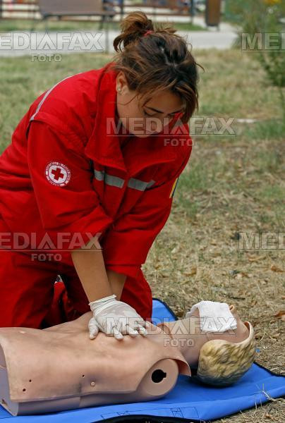 Voluntari ai Crucii Rosii, la o demonstratie de prim ajutor la Cluj