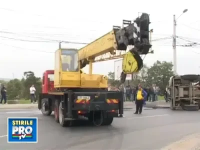 Camion cu deseuri rasturnat intr-un sens giratoriu din Sibiu