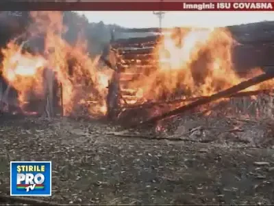 Trei gospodarii din Ojdula, judetul Covasna, s-au facut scrum