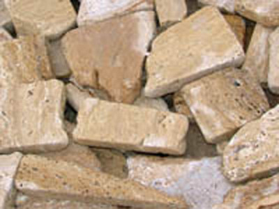 Pe timp de criza, unii romani scot bani din .. piatra