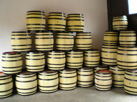 E nevoie de butoaie pentru vin! Dogarii se pun pe treaba