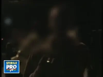 Scandal in Botosani, dupa ce un tanar a intrat cu masina intr-un bloc