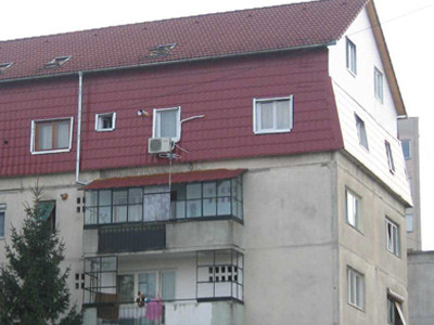 A cazut de la etajul 1 pentru ca a incercat sa ajunga la iubita prin BALCON