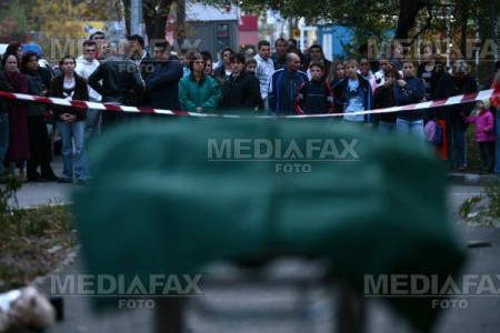 Sinucidere sau crima? S-a zdrobit de asfalt dupa ce a cazut de la etajul 4