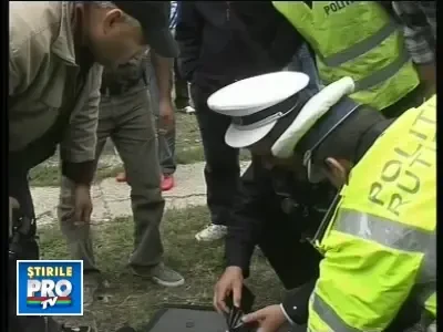 A calcat acceleratia si a ajuns cu masina in copac. A murit pe loc