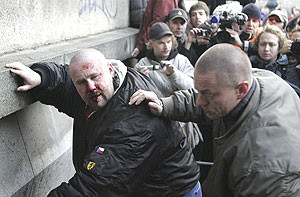 Orasul Napoli asaltat de adevarate lupte de strada