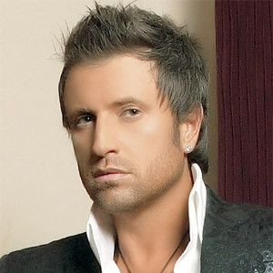 Catalin Botezatu da autografe pe sani. Care mai doreste?