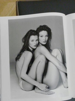 Carla Bruni, fotografiata goala alaturi de Kate Moss