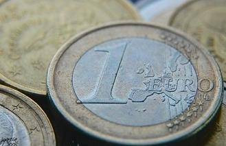 Euro urca la maximul ultimelor sase luni: 3,7028 lei