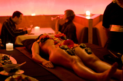 Vrei sa mananci sushi de pe corpul unei femei dezbracate?