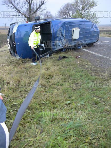 Trei oameni raniti dupa ce un microbuz s-a ciocnit de un autocar