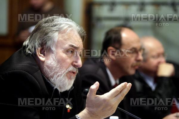 Adrian Paunescu demisioneaza din comisia senatoriala de ancheta a ICR