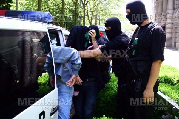 Si-a injunghiat fiul ca sa scape de un rival in dragoste!