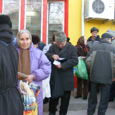 Pensionarii bucuresteni stau la coada la paine ca pe vremea comunismului