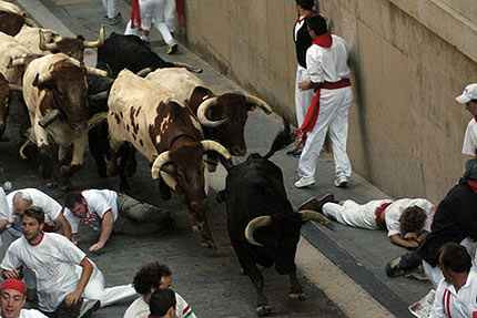Tauri furiosi, dezlantuiti pe strazile din Pamplona