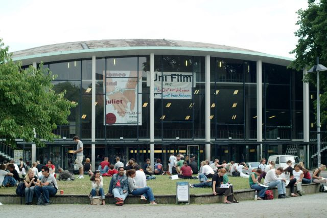 Vrei sa faci facultatea in strainatate? Afla ofertele!