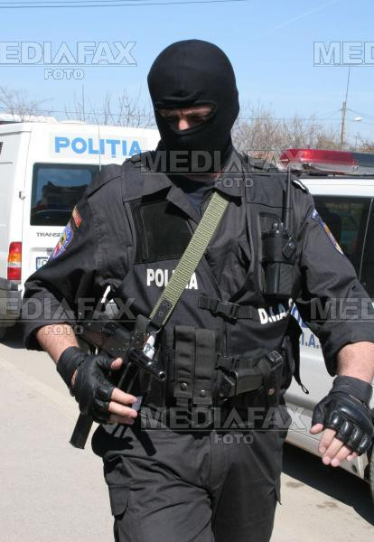 Trei famili de romi din Pitesti, trezite din somn de mascati!