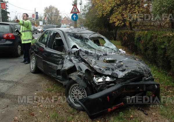 Accident intr-o intersectie din Pitesti, provocat de un sofer de microbuz