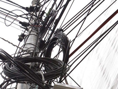 Pe lumina ilegal! Se fura curent de zeci de milioane de euro